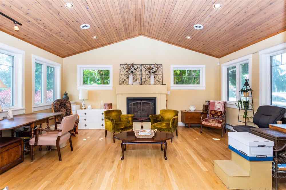 372 Valley Road N, sold by Josh Miko